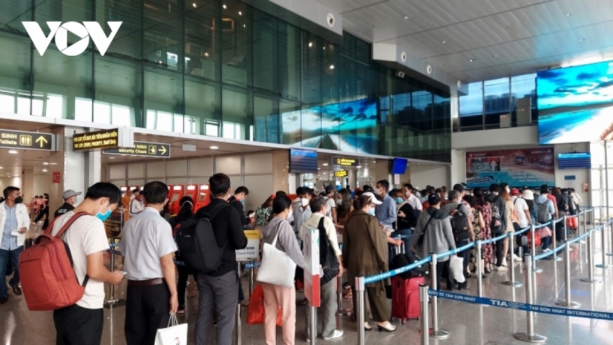 Airlines increase night flights, tighten security measures ahead of Tet